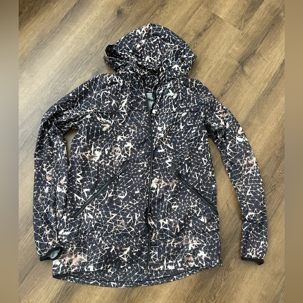 Lululemon light wind jacket with hood size 4